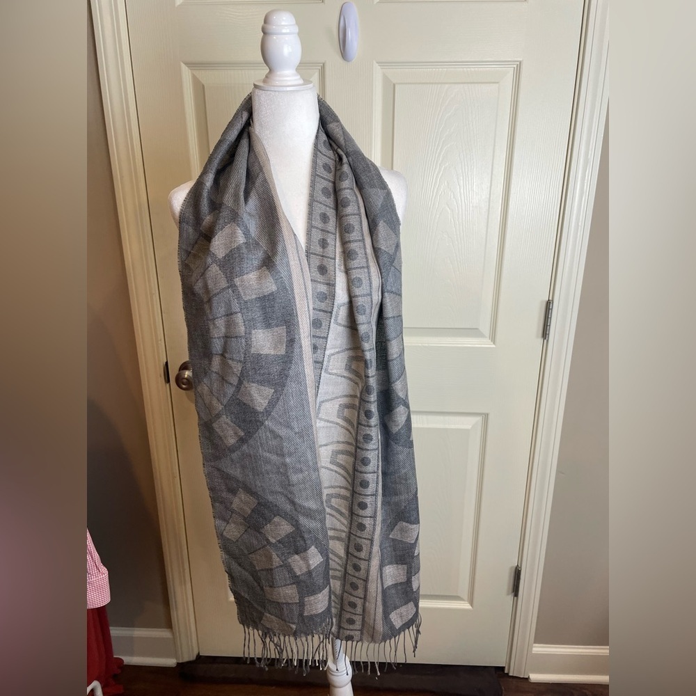 Sol Alpaca Alpaca Silk Geometric Gray Patterned Scarf with Fringe - Picture 3 of 11